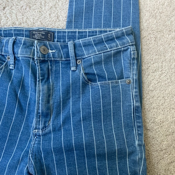Super Cute Striped Abercrombie Jeans - Picture 2 of 5
